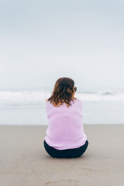 chica de espaldas en la playa|More.